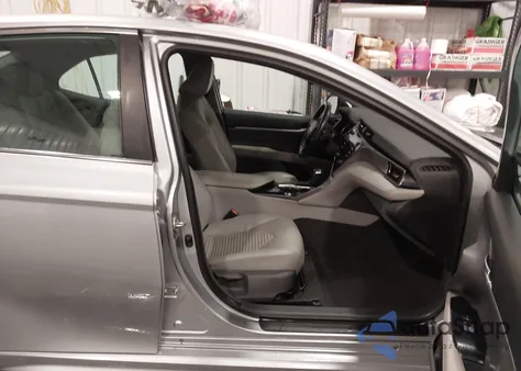 2020 Toyota Camry Se z USA, uszkodzony, nr VIN 4T1J11AK8LU302555